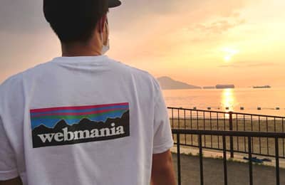 ウェブサイト制作会社の2020年夏を快適に仕事を行うためのユニフォーム webmania Tシャツ。